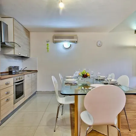 Spinola Seafront 4-bedroom Duplex *